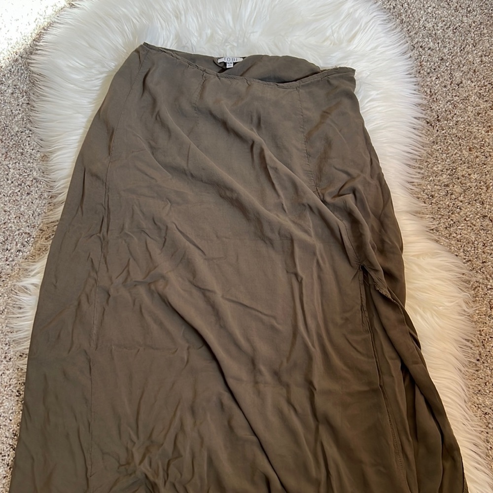 Tobi Khaki colored maxi skirt with high slit
